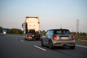 Nie zderzakuj kampania - samochody na autostradzie