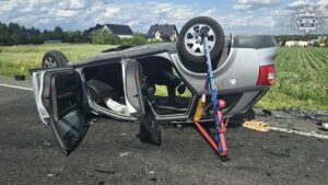 wypadek Chełm Śląski Audi na dachu