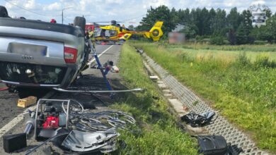 wypadek Chełm Śląski Audi samochód na dachu w tle helikopter