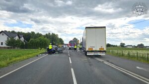 wypadek Chełm Śląski Audi samochody po wypadku na drodze, między nimi wóz strażacki