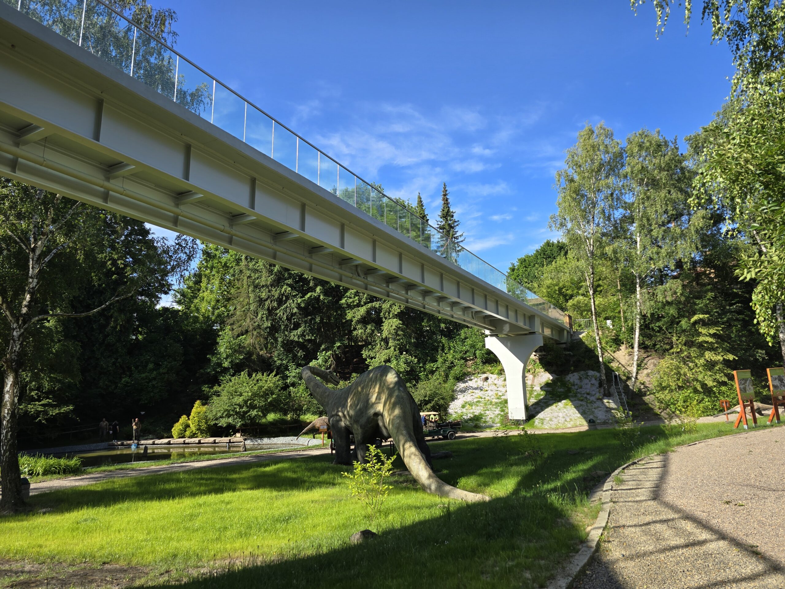 Szklana Kładka nad Kotliną Dinozaurów w Śląskim Ogrodzie Zoologicznym