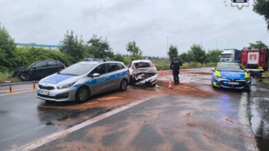 wypadek Bieruń DK44 Turyńska samochody po kolizji na drodze w pierwszym planie policyjny radiowóz