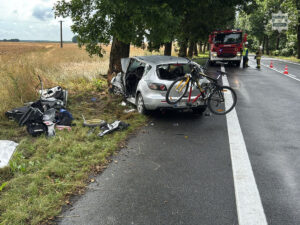 wypadek DK43 Opatów zmiażdżony samochód po uderzeniu w drzewo