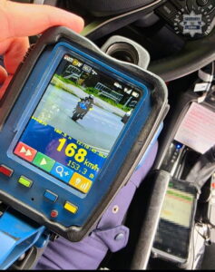 Ekran wideoradaru z motocyklistą i odczytem prędkości