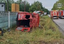 wypadek busa w Krzepicach-samochód po wypadku lezy na boku