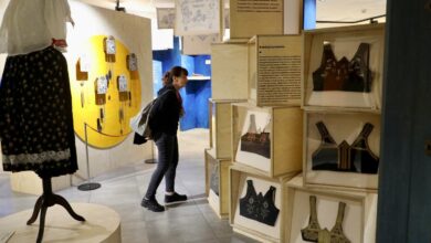 Muzeum „Górnośląski Park Etnograficzny w Chorzowie” zaprasza na wystawę - kobieta oglądająca wystawę