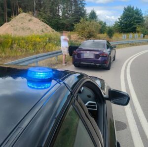 jechał 200 km/h przywłaszczonym BMW mężczyzna przy zatrzymanym do kontroli samochodzie