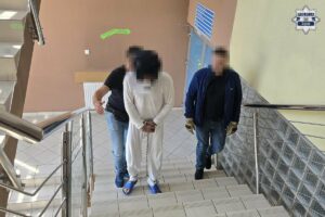 Zabójstwo w Dąbrowie Górniczej policjaci prowadzą zatrzymanego męzczyznę