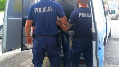 napaść seksualna Oświęcim zatrzymany mężczyzna prowadzony przez policjantów