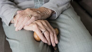 świadczenie honorowe ZUS ręce starszej osoby