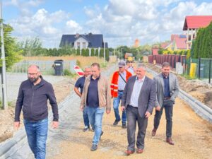 Rekordowe inwestycje w Toszku - lufzie na fragmencie remontowanej drogi