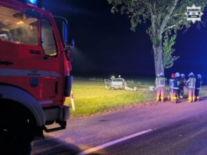 Opel uderzył w drzewo