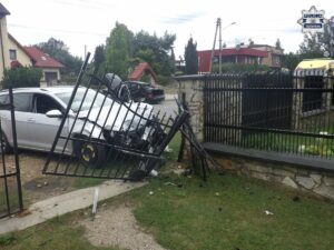 wypadek Łaziec samochód po zderzeniu z płotem