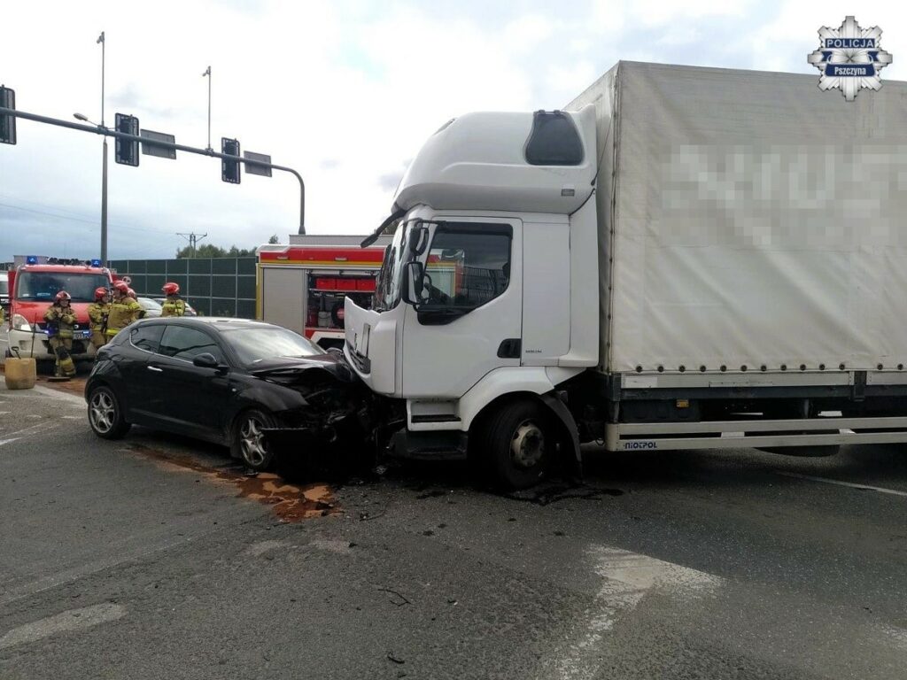 wypadek zderzenia samochodu osobowego z ciężarowym