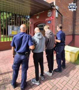 włamania do altanek Czerwionka zatrzymani i prowadznie przez policjantów dwaj chłopcy