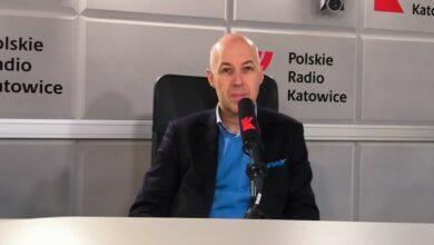 Reparacje wojenne Polska Niemcy Mężczyzna w studio Radiowym przed mikrofonem