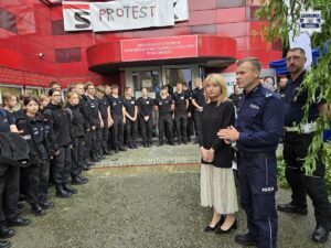 policjanci Racibórz oddają krew - grupa osób przed komisariatem