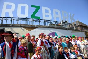 Święto Rozbarku grupa osób w strojach ludowych