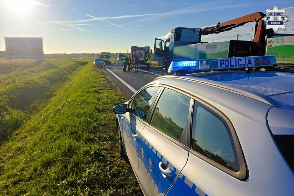 tragiczny wypadek w Kłobucku - przód samochodu ciężarowego i samochód osobowy w rowie