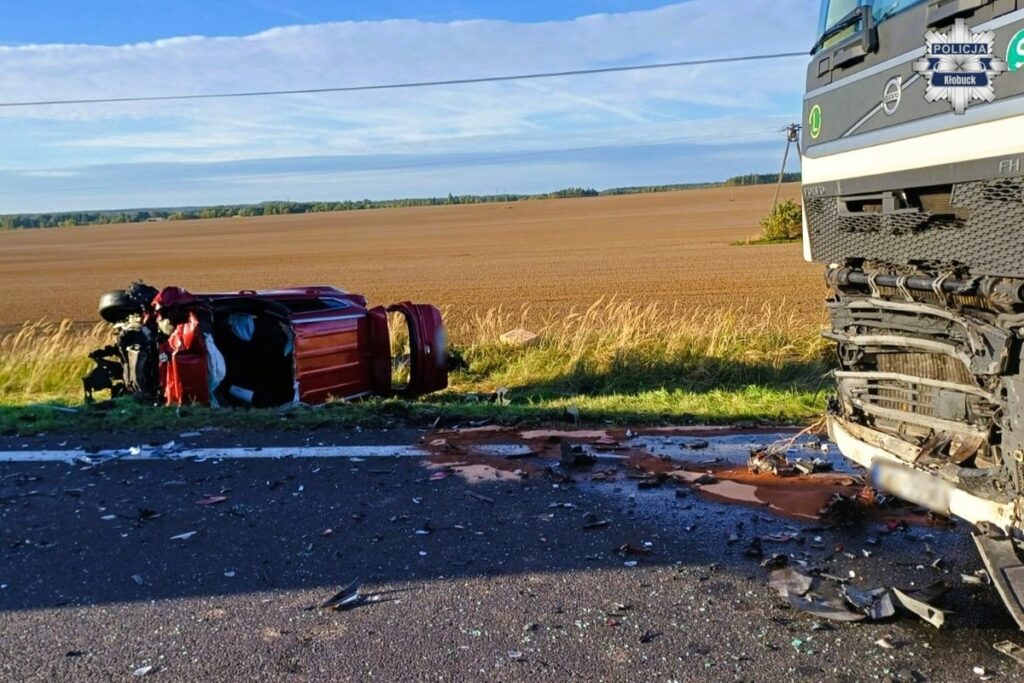 tragiczny wypadek w Kłobucku - przód samochodu ciężarowego i samochód osobowy w rowie