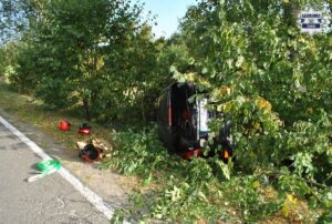 Żywiec policjanci uratowali kierowcę rozbity samochód w zaroślach
