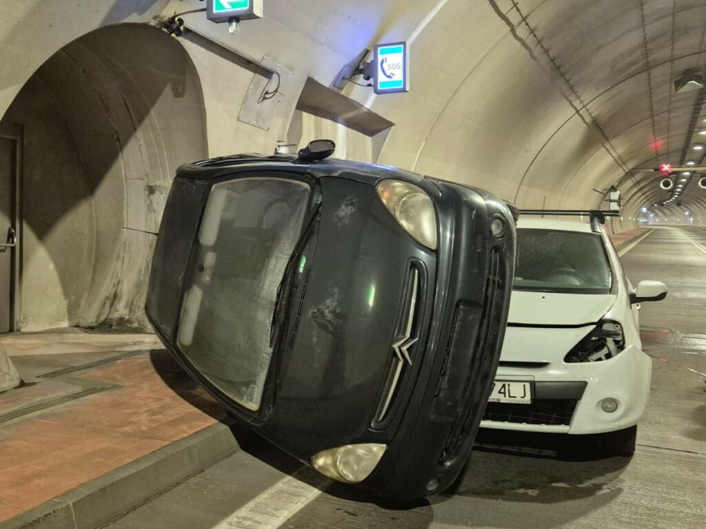 TUnel dwa samochody po kolizji - ćwiczenia