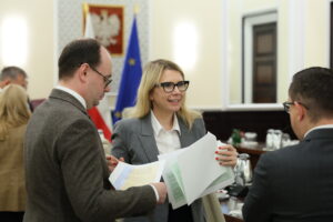 Posiedzenie Rady ministrów, grupa osób z dokumentami