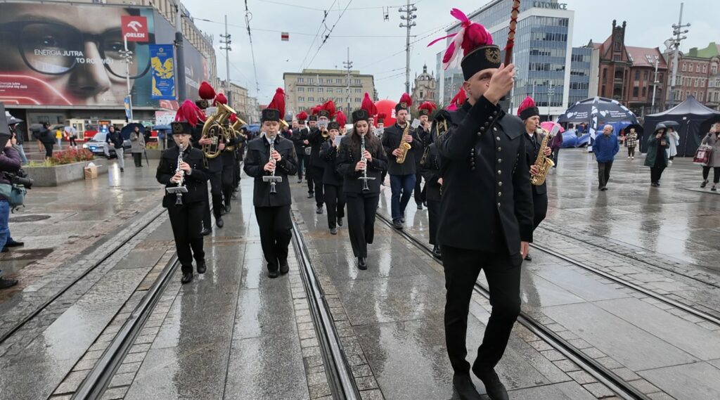 Orkiestra górnicza maszeruje ulicą.