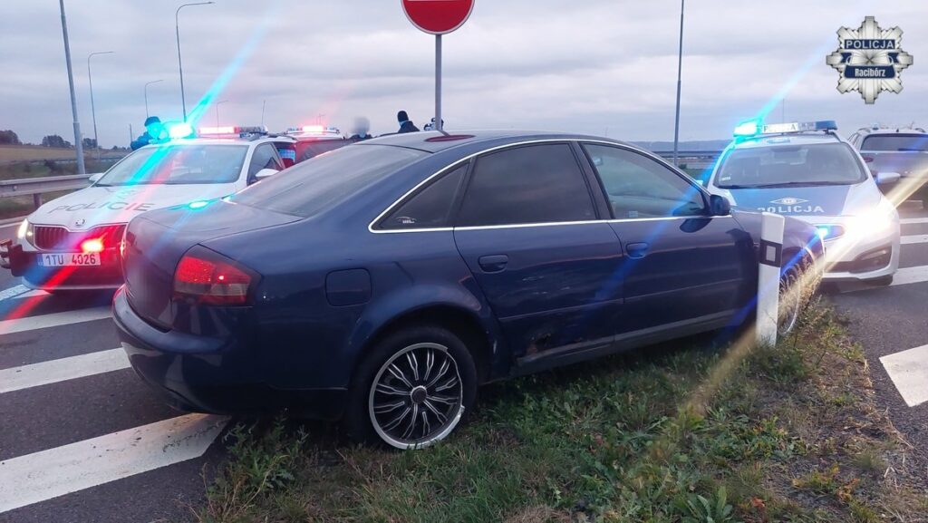 Pościg Racibórz samochód obok raiowóz