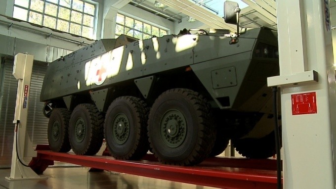 Pojazd opancerzony rosomak na podnośniku w warsztacie